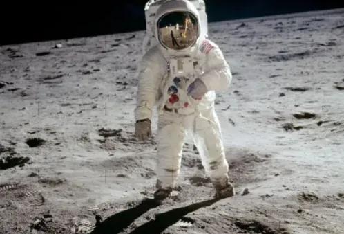 第一次登上月球的宇航员是谁（阿姆斯特朗）